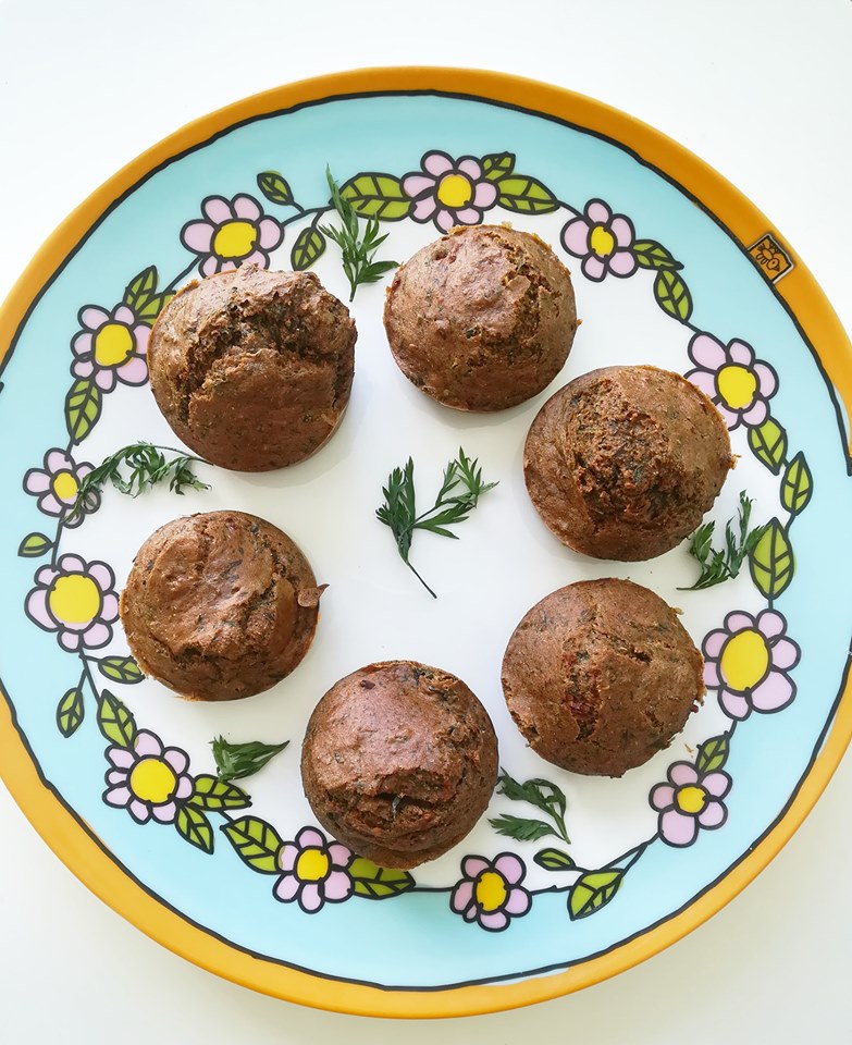 Muffins salés aux fanes, tomates et basilic