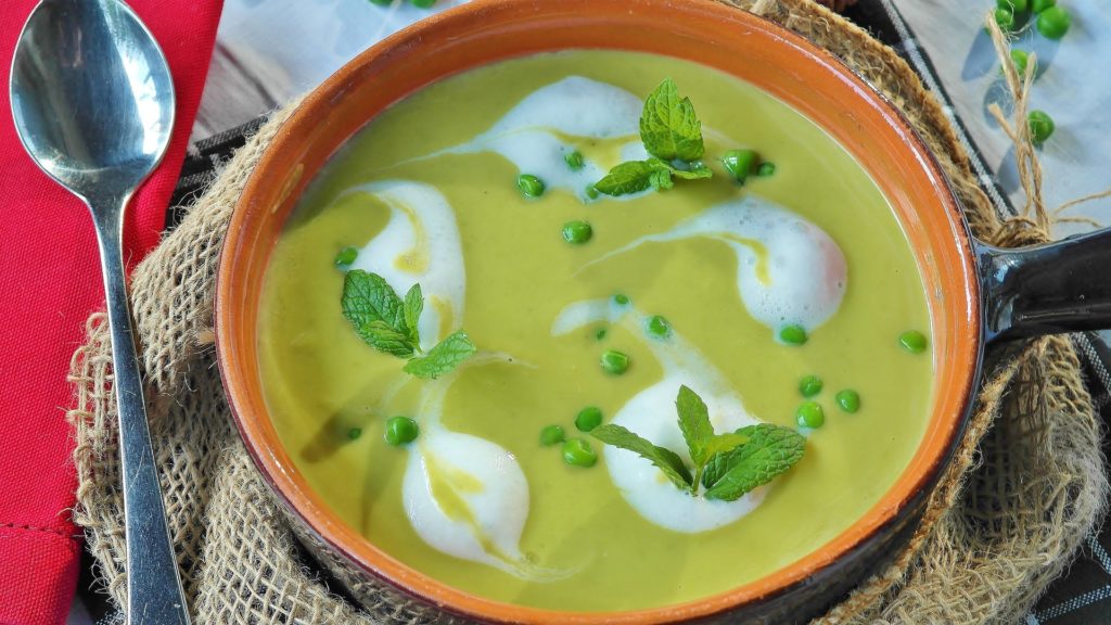 Pea soup with roast peppers and leek